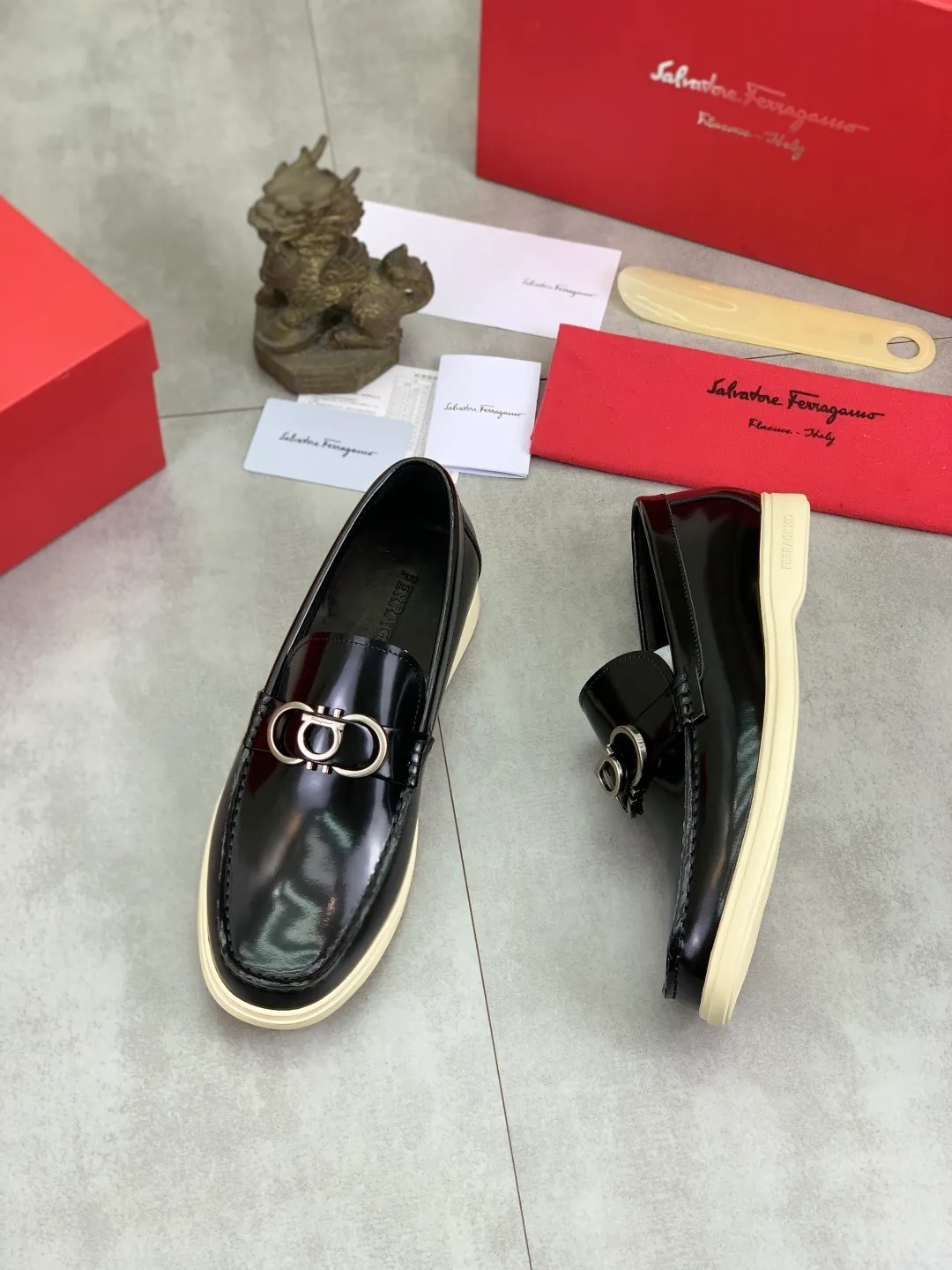Men's Men's Shoes 💰P580💰[New Style] Water-dyed Niuli 🆘[Salvatore Ferragamo] Ferragamo's latest casual business leather shoes for men! Listed simultaneously! The fabric is made of specially imported original open-edge beaded calfskin, and the interior is made of imported water-dyed cowhide. It is absolutely luxurious and leads the fashion trend. Matching code: 38-44 (45 and 46 can be customized) Black, brown and burgundy colors available